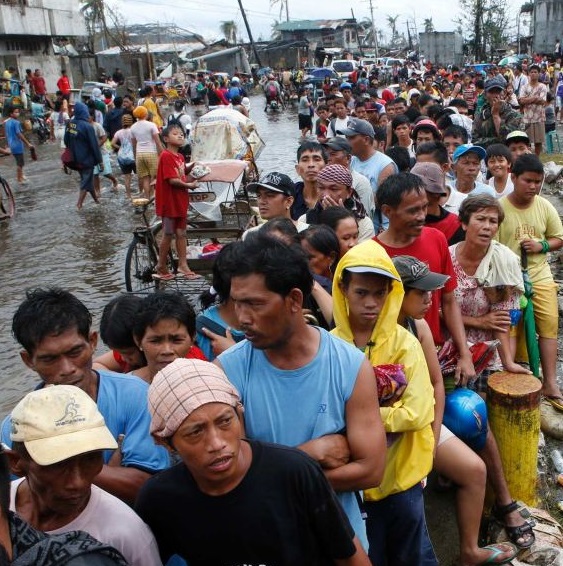 Tacloban folks line up for food and water.