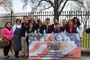 The delegation with White House Executive Chef Cristeta Comerford   in front of the White House 