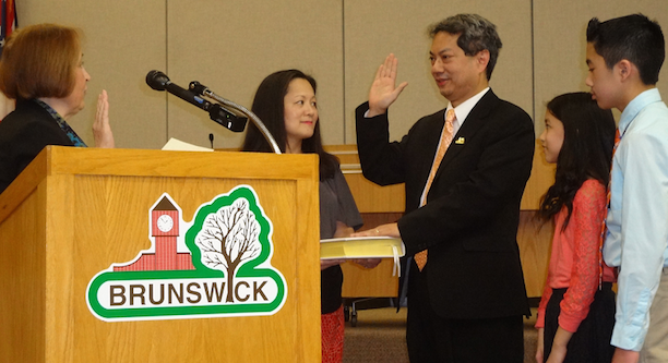 Taking his oath as the first FilAm mayor of Brunswick 