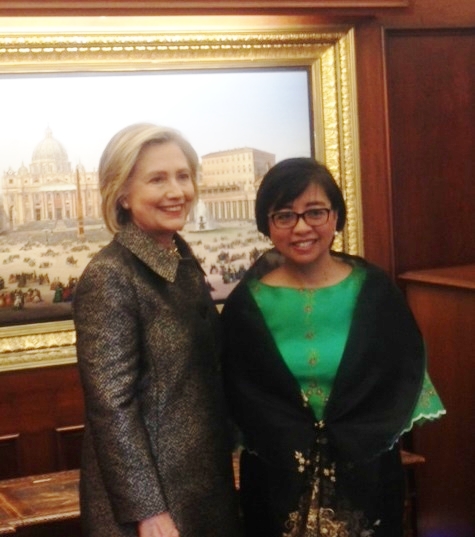 Prof. Miriam Coronel Ferrer receives her award from former Secretary of State Hillary Clinton in Washington D.C. 