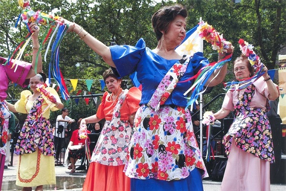 Lee captures Filipino ‘lolas’ in Queens doing a traditional Spanish dance. 