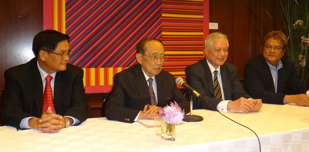 Ramos at a press conference, with (from left) Reynaldo Velasco, Raffy Alunan and Melandrew Velasco