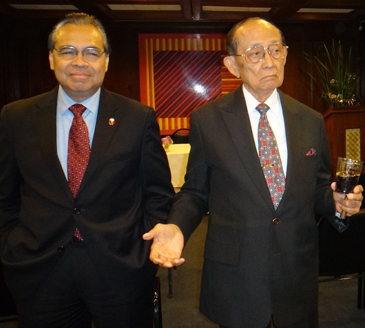 ‘Don’t vote for me,’ says the former president (right) with Consul General Mario de Leon Jr. The FilAm photos 