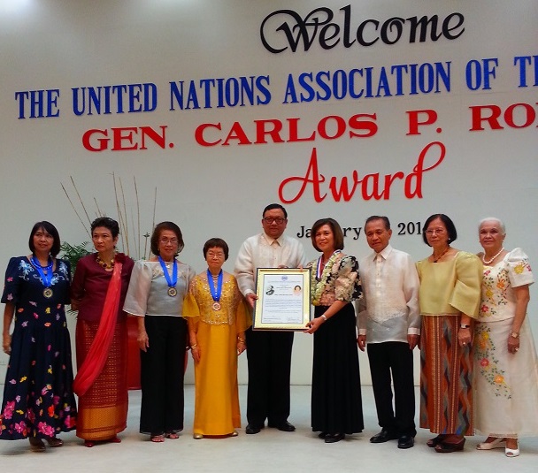 With fellow awardees, as well as Secretary Imelda Nicolas of the Commission on Overseas Filipinos (second from left) and Energy Secretary Jose Rene Almendras