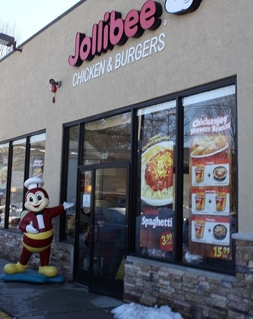 Craving a ChickenJoy dinner, author ventures into Jersey City and finds a Jollibee wedged between a liquor store and a Rite-Aid. Photos by John Nicholson