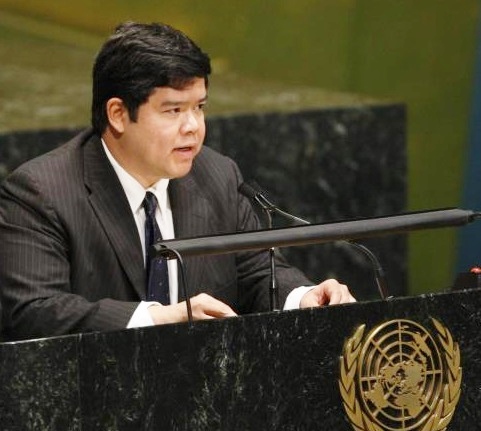 Ambassador Eduardo de Vega speaking at a United Nations meeting