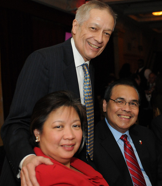 Ma-yi Executive Director Jorge Ortoll welcomes Consul General Mario de Leon Jr. and wife Eleanor