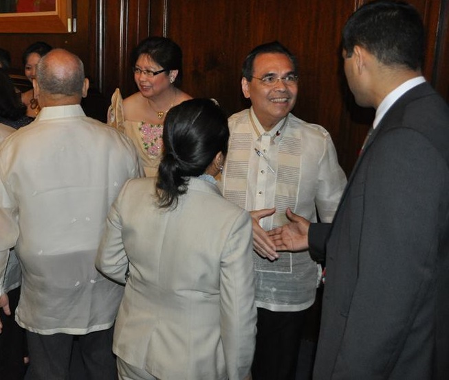Consul General Mario de Leon and wife Eleanor welcome guests at the receiving line. Photos by Elton Lugay 