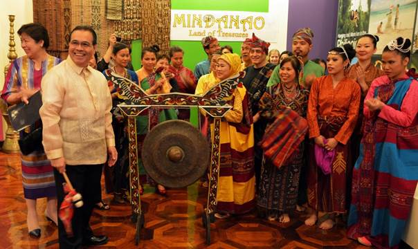 Consul General Mario de Leon Jr. and wife Eleanor open the cultural exhibit with a rhythmic ringing of the gong. 