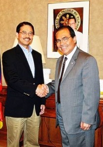 Gempesaw (left) pays a courtesy call on Consul General Mario de Leon Jr.  Photo by Merela Gret-Aberin
