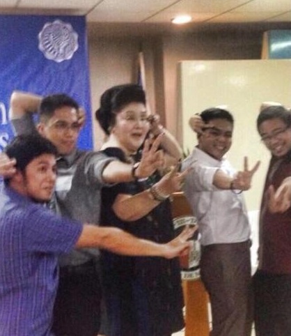 Imelda Marcos with young Ateneo students flashing the 'V' sign