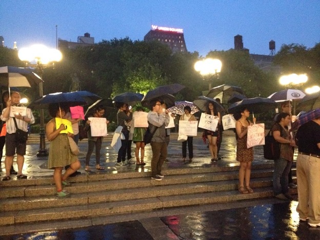 A thunderstorm did not deter Filipinos from holding a rally for Jose Antonio Vargas at the Union Square Park. Photo by Sharon Adarlo 