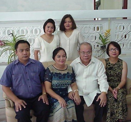 Rodolfo G. Lagoc with wife Julia Carreon and their four children. 