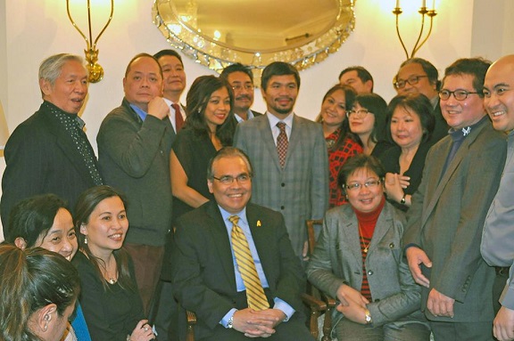 Pacquiao with members of the press club and Consul General and Mrs. Mario de Leon Jr. 