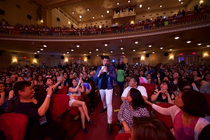 Adoring crowd makes sure they capture the charm of  actor Dingdong Dantes  on their phones.
