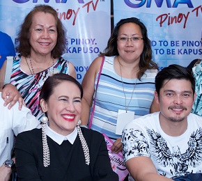 The author (right) and her mother Marlyn pose for a souvenir shot with Ai-Ai de las Alas and Dingdong Dantes.