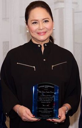 Charo Santos-Concio receives an Appreciation Award from the United Mindoro International. Photos by Boyet Loverita