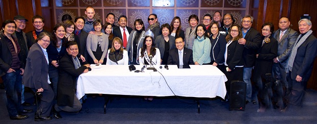 With members of FilAm media. With her at table is Paula Shugart, president of Miss Universe Organization and Consul General Mario de Leon Jr. 