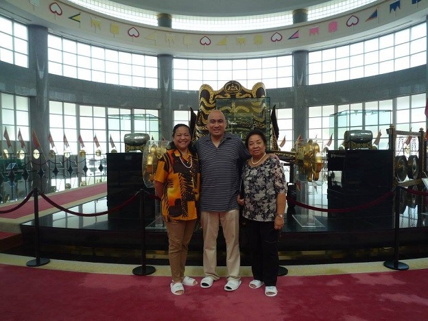 The author and his mom Linda Gaa (right), at the lobby of the Royal Regalia Building museum, which houses photos and historical  documents on the Sultan of Brunei, as well as gifts from foreign leaders.  With them is Philippine Embassy's cultural officer Eleanor Belgica. 