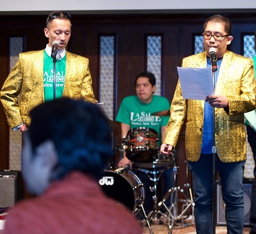 Emcees Ner Martinez (right) and Domingo Ampil