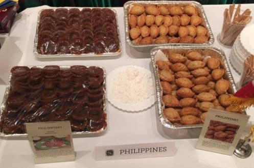 ‘Kutsinta’ or rice cake (left) and Empanada were crowd favorites. Photos: Philippine Consulate