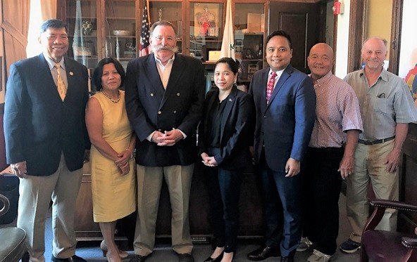Consul General Theresa Dizon-de Vega and Consul Arman Talbo (fourth and third from left, respectively) and community leaders call on Mayor Henry Winthrop of Newport City. Photo: Philippine Consulate 
