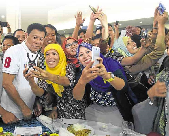 Muslim supporters capture a moment with Pres. Duterte. Malacanang Photo