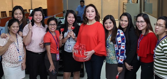 GMA Kapuso Foundation Founder and Ambassador Mel Tiangco surprised office workers with desserts and treats. 