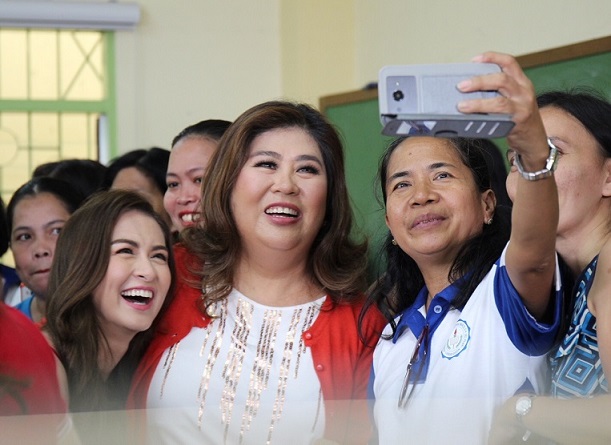 Actress Marian Rivera-Dantes and journalist Jessica Soho with the teachers of M. H. Del Pilar School.