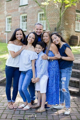 Christopher and Gina Holl and their four children: Carmella, Christina, Teresa, and Christopher Jr. 