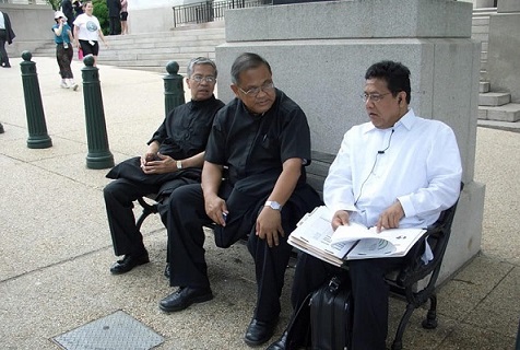 The author (in white shirt) with Bishop Leonardo Medroso of Borongan and Father Agustin Opalalic, a pastor at the Roman Catholic Diocese of San Diego, lobbied the U.S. Congress for the return of the bells in 2005. Photos courtesy of R Sonny Sampayan