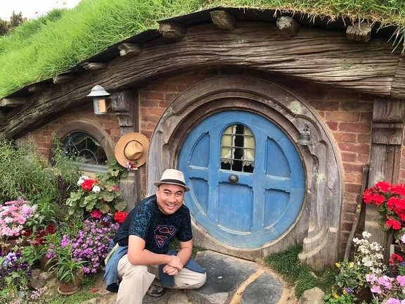 The author is about to enter one of 40 hobbit holes houses constructed in the town of Matamata for use in two Peter Jackson’s films. 