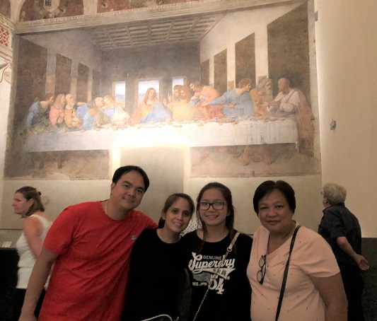 Ana and her family before the original mural painting of ‘The Last Supper’ by Leonardo Da Vinci in Milan.